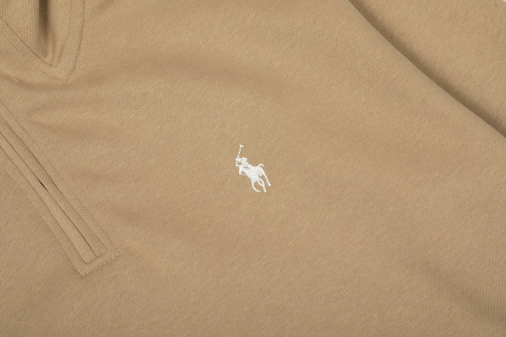 P220 Top quality" Style number: T5100# [Ralph Lauren classic pony embroidered half-zip lapel POLO sweatshirt] ✅Ralph Lauren Ralph Lauren autumn and winter basic versatile polo lapel sweatshirt for men and women couples ✅Moderate thickness, comfortable and soft fabric, strong breathability, can be worn alone or under, ✅Old money style, lazy style, popular retro style simple style, ✅Classic basic version Can be worn between 90kg and 160kg. ✅Wear alone in autumn and winter. Simple and easy to wear under the hood. Recommended for couples. Size: S-L. Color: Black Gray Khaki